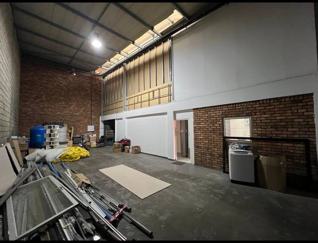 301M² WAREHOUSE TO LET IN STRIJDOMPARK